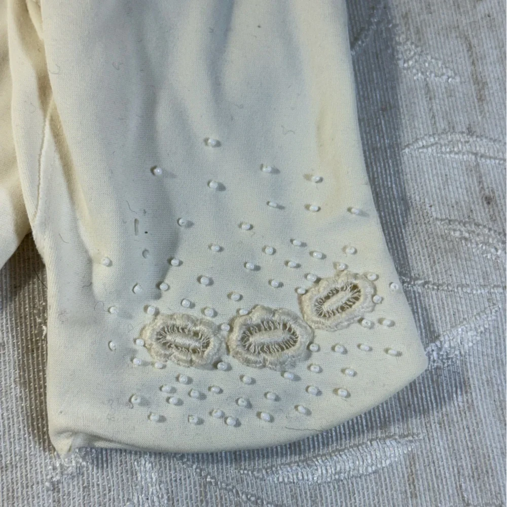 Vintage Women’s off-white gloves. With floral design with dainty beads. 8 1/2”‎